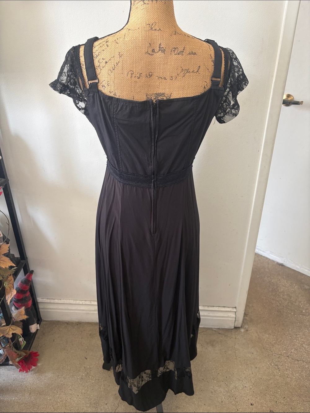 Black Lace Cold-Shoulder Midi Dress - Picture 4 of 6